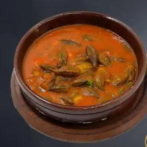 OKRA MIT HÄHNCHEN